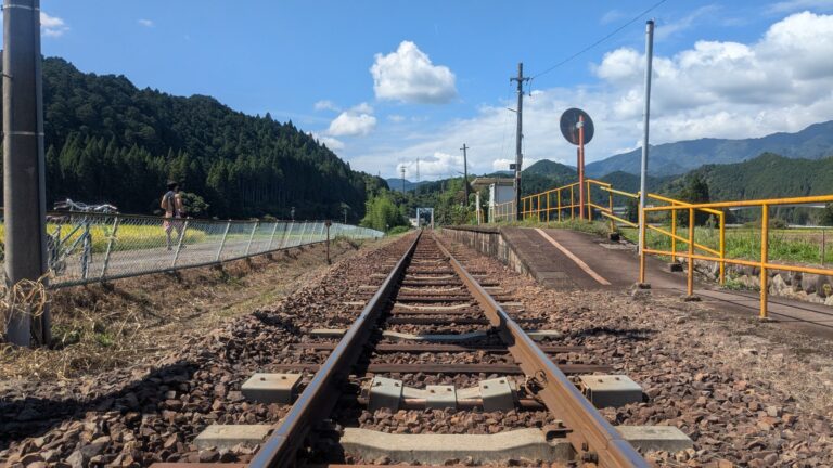 線路の先の、夏の終わり