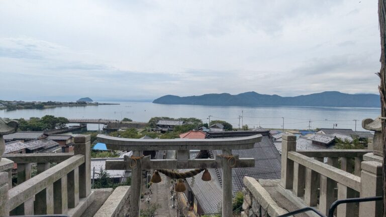 鳥居の向こうに、みずうみ
